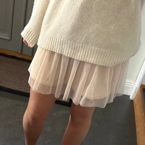 Rosa volangkjol  - Rosa volangkjol från Hampton Republik i storlek S som jag har sytt om från en längre kjol. Fint skick. Använd gärna köp nu!