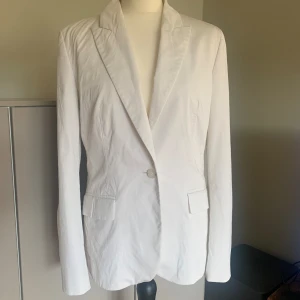 Hugo Boss kavaj - Snygg vit kavaj från Hugo Boss  Behöver lite kärlek och en strykning  Annars i fint skick 