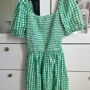 Klänning - Jättegullig sommarklänning. Bara använd fåtal gånger. Storlek 140 men passar även ca 11-12 år.