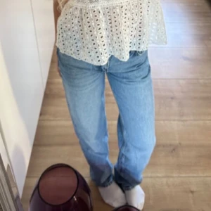Blå högmidjade straight jeans - (FÖRSTA BILD LÅNAD) Säljer mina högmidjade blå jeans från Gina tricot som är i bra skick☺️ Jeansen är för små för mig och kommer därför inte till användning💕  Tveka inte för att ställa frågor🥰 Nypris 599kr