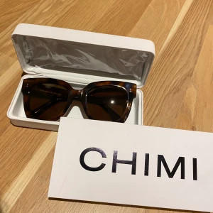Chimi solglasögon - HELT OANVÄNDA Chimi solglasögon i färgen ”Tortoise”💕Köptes i vintras på rea men jag har hittat ett par andra som jag vill ha inför sommaren och därmed säljer jag dessa💕💕