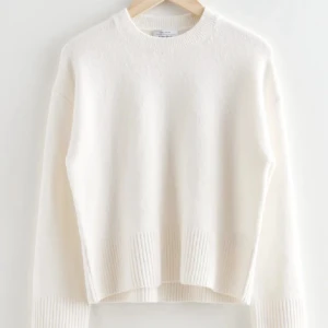 Stickad tröja  - Stickad tröja från & other stories, köpt av en tjej här på plick, skicket är lite sådär, delvis nopper och någon enstaka fläck.💕 kan skicka fler bilder på det privat ( lånade bilder)