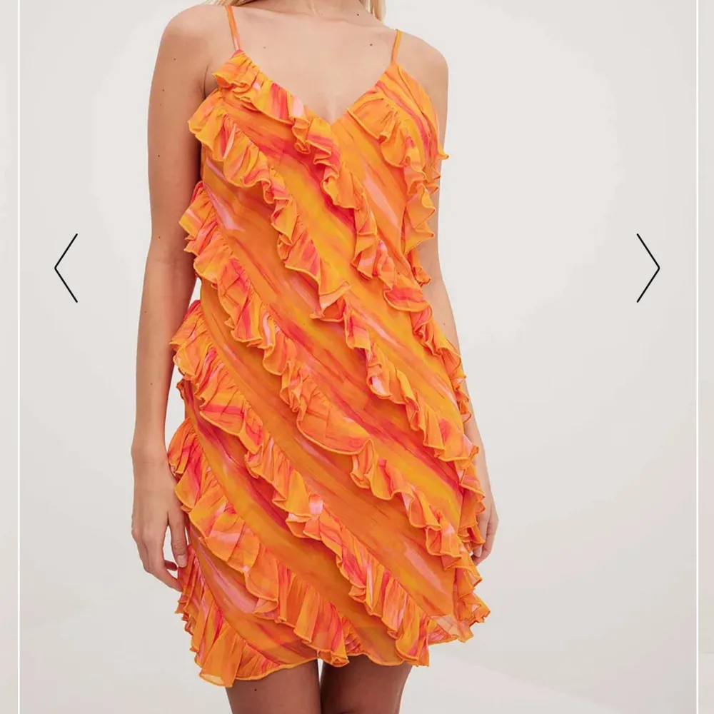 Säljer denna superfina klänningen från NA-KD som var väldigt populär förra sommaren ☀️. Den är helt slutsåld på hemsidan. Passar perfekt nu till sommaren 🧡 Storlek 38. Endast använd 1 gång så den är i väldigt bra skick 🧡. Klänningar.