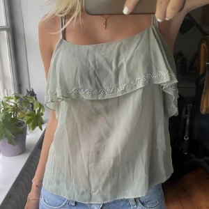 Zara topp - Säljer en jättefin topp från zara som jag aldrig har använt. Jättefin men kommer inte till användning. Kontakta privat för egna bilder. Toppskick då den inte är använd🩷