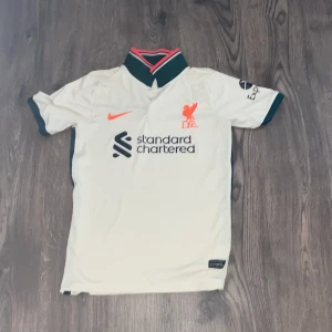 Liverpool tröja - Knappast använd det är i storlek S.