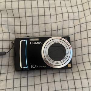 Säljer min Panasonic Lumix DMC-Tz5. Kamera tar jättefina bilder, ger vintage vibe. Säljer pga jag inte har nån användning av den lägre. Pm om ni vill se fler bilder från kameran. 