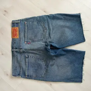 Levi’s 511 jeansshorts fransade nertill i väldigt bra skick, sparsamt använda.  Storlek 31. 