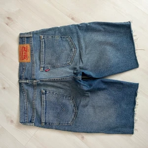 Levi’s jeansshorts - Levi’s 511 jeansshorts fransade nertill i väldigt bra skick, sparsamt använda.  Storlek 31. 