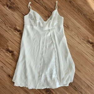 Vit topp/klänning - Vit topp som kan både fungera som topp eller klänning!