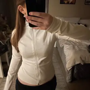 Modellen heter full zip top från Nelly och denna är i storlek S! Superfin figurnära topp som är multifunktionell som man även kan använda till träning! Endast använd en gång så även denna är i nyskick!