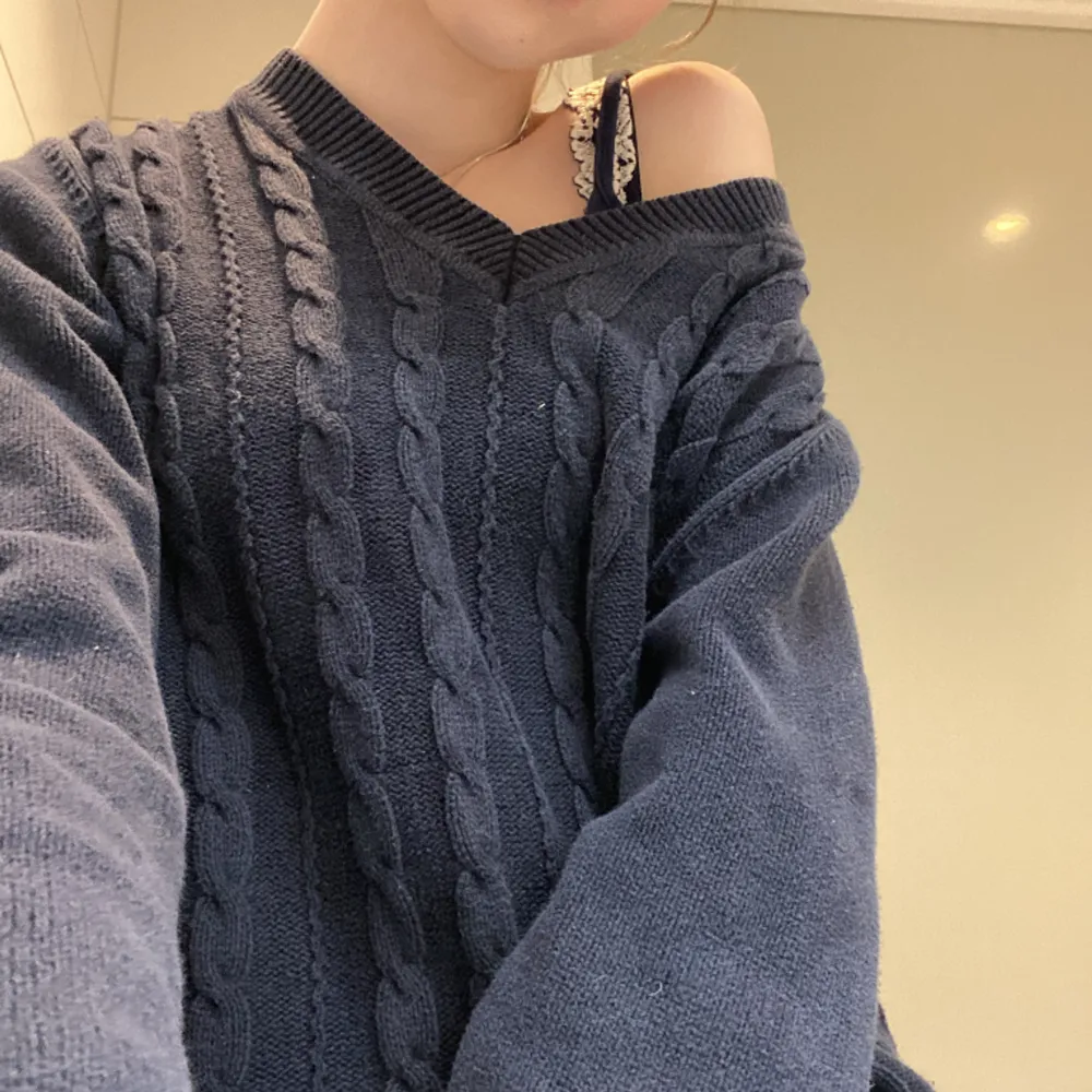 En så fin marinblå stickad tröja! Jag gillar den mycket men den kommer inte till användning längre :(. Den är i storlek M men så här sitter den på mig som har S i tjocktröjor, skulle säga att den också passar Xs. Skriv innan köp!💗💗. Tröjor & Koftor.