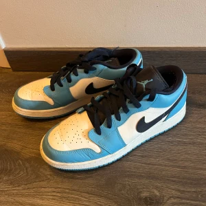 Jordan 1  - Säljer dessa Jordan 1 eftersom de inte kommer till användning. Köptes för 1500kr säljer för 800kr, pris kan diskuteras. Skorna har använts ca 2/3 gånger så dem är i gott skick. Storlek 39 men passar även 37/38. OBS! orginallådan finns ej kvar.