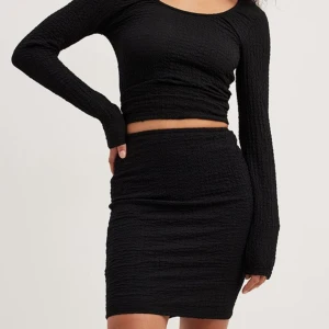 Nakd set  - Säljer detta helt oanvända settet från NAKD.  Består av en tröja i storlek L och en mini kjol i storlek XL (liten i storleken) strukturerad material. Nypris tillsammans 500. Jag säljer för 280🩷