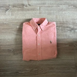 Ralph lauren skjorta  - Säljer nu min fräscha raffe skjorta perfekt till sommaren. Skick 10/10 knappt använd. Passar mellan 174-181 ungefär. Hör av er vid frågor 