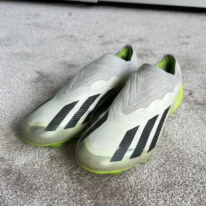 Adidas X Crazyfast.1 LL FG/AG - Snörlösa fotbollsskor använda augusti-februari. Använt men bra skick med mycket kvar att ge.  Storlek 40  Nypris 2999kr  Kvitto finns.  Hör av er om ni vill se bilder eller har frågor! 