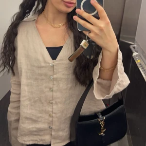 Zara blus - Otroligt snygg blus från zara i linnen tyg. Använd endast under ett tillfälle. Säljes för 250kr