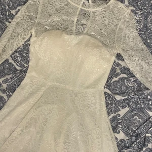 Vit Studentklänning Sisters Point - Jättefin eggskalsvit klänning med spets och inbygda bh kupor från Sisters Point i storlek Small 