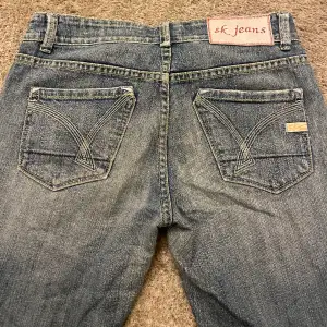 Säljer dessa lågmidjade flare jeans då de tyvär inte kommer till användning. Skulle säga att de passar någon med storlek 36 eller 38.