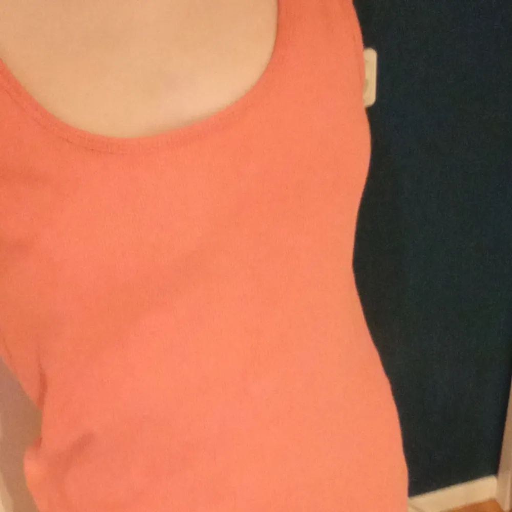 00tals linne i storlek m som är ALLEDES för stort på mig. Tvättar innan frakt. Ser orange ut på bild men är korall rosa irl. Lämna gärna omdöme♥️♥️♥️♥️♥️♥️♥️♥️. Toppar.