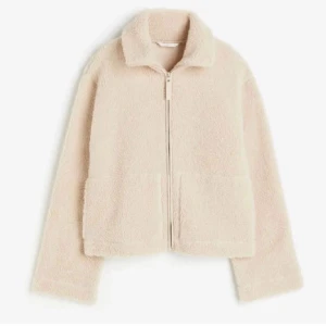 Teddy jacka hm  - Fin gosig jacka från hm. Säljer då den är lite för liten för mig 💖💖 super bra skick. Vill få den såld snabbt så pris går att diskutera 