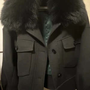 Meotine kappa - En charlie kappa från meotine, i bra skicka använt 3 gånger, ser fortfarande helt fräsch ut och slut i lagret men som tur har jag den i storlek xs/s, Lägg gärna ett prisförslag 💕💕💕