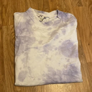 Tie-Dye tröja  - Oversize tröja från Nelly trend is Torkel S. Använt. Vit och ljuslila 