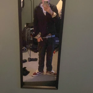 Burberryskjorta - Säljer min burberry skjorta för att den inte riktigt passar är storlek xs och passar om du är 160. Skjortan är 100% äkta. Skjortan är en gammal model och har tappat lite färg i kragen och på armarna.