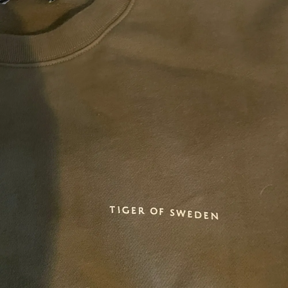 Säljer min tiger of Sweden tröja då den blivit för liten köpt i januari och endast använd 2-3 gånger. Mycket fint skick! Det är storlek L men är liten i storleken så skulle säga M Nypris ca 1800. Tröjor & Koftor.