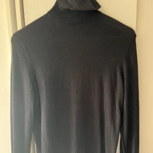 Polo tröja.  - En helt ny polo tröja, aldrig använd. Extremt bra skick. Storlek Xs men passar även S
