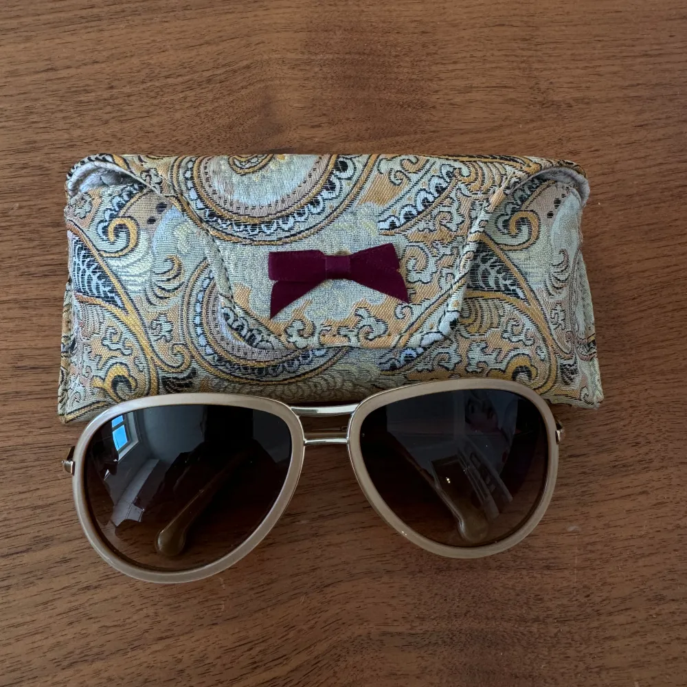 Solglasögon från Odd Molly med tillhörande fodral.  Fint skick med fina detaljer. Accessoarer.