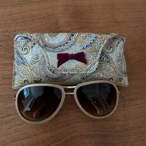 Solglasögon från Odd Molly med tillhörande fodral.  Fint skick med fina detaljer
