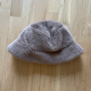 Fiskehatt i fuskpäls  - Använd ett fåtal gånger! 