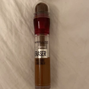Kräm bronzer - Säljer nu denna ”foundation/concealer” från maybelline newyork färgen E10. Har använt denna som en krämbronzer men säljer nu eftersom jag har en annan. Funkar super bra och den är ungefär halva kvar