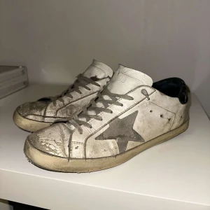 Golden goose - Säljer dessa Golden goose. Ganska slitna men fortfarande feta skor. Tillkommer endast skorna. Hör av er vid frågor 