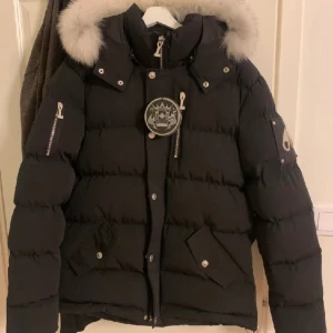 Moose knuckles jacka - Fin jacka använd under vintern bra skick på den det syns knappt att den är använd 