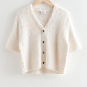 Other Stories Kofta - Säljer min så himla fina kofta ifrån &other stories😊Som är helt slutsåld på hemsidan och använd 1 gång! Så fin till ett par shorts eller jeans🥰Skriv privat för fler bilder eller frågor!💞