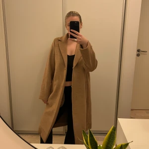 Kappa - En beige/ brun kappa, säljer pågrund av att den inte kommit till användning därför nyskick på kappan💗💗 storlek M