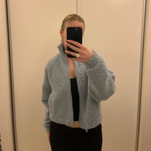 Blå teddyjacka - En fin teddy jacka. Säljer pågrund av att ja inte längre använder den. Något tunnare i materialet. Storlek S, men något oversize i modellen💗💗