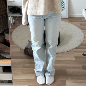 Lågmidjade jenas - Säljer dessa Lågmidjade jeans från Gina, väldigt bra skick, nypris 500kr❣️❣️