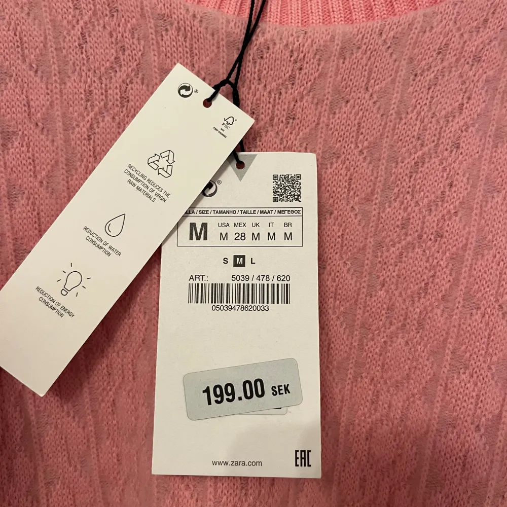 Säljer denna fina rosa stickade t-shortsen då den inte kommer till användning💕Oanvänd och prislappen hänger kvar. Stickat.