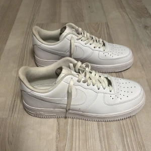 Hej! Säljer mina Nike airforce för 900kr - Dom har används Max 2 gånger, annars är dom fräscha och nya!!