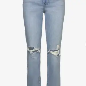 Säljer mian jeans från gina tricot i storlek (38) väldigt fina jeans på går att få dom raka med strykjärn då dom e lite skrynkliga då dom bara legat i garderoben ett bra tag 