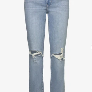 Jeans  - Säljer mian jeans från gina tricot i storlek (38) väldigt fina jeans på går att få dom raka med strykjärn då dom e lite skrynkliga då dom bara legat i garderoben ett bra tag 