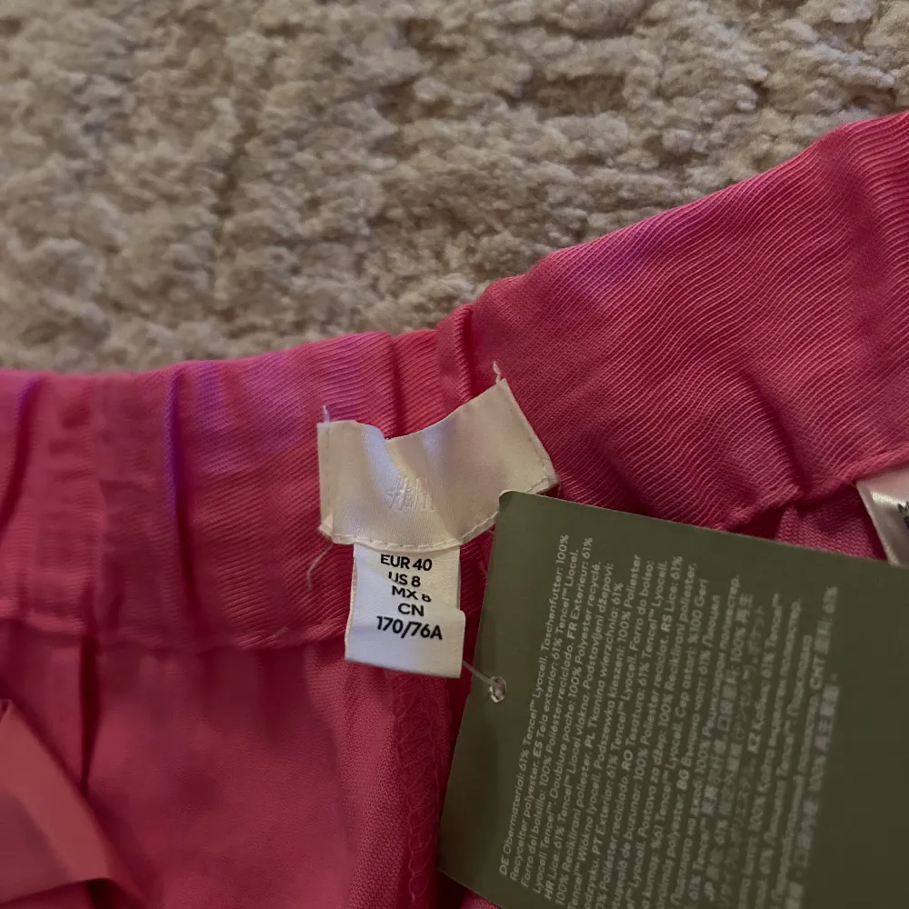 dessa rosa linnebyxor är inte använda prislappen finns kvar köpta från H&M. Jeans & Byxor.