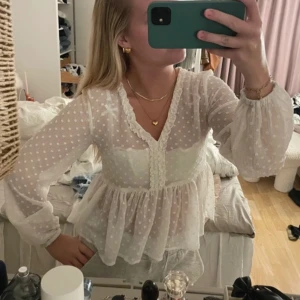 Vit blus - Söt blus som inte kommer till någon användning!❤️🎀 