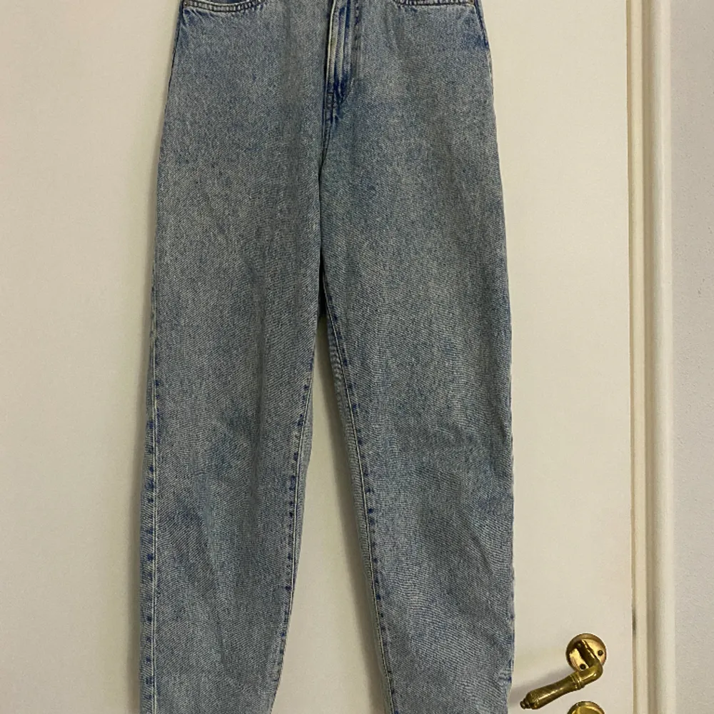 Loose mom jeans från H&M. Finns en liten svag fläck vid gylf. Har själv inte märkt det tidigare. Säljes då de är för stora för mig. . Jeans & Byxor.