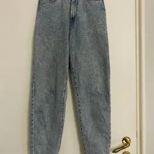 Loose mom jeans från H&M. Finns en liten svag fläck vid gylf. Har själv inte märkt det tidigare. Säljes då de är för stora för mig. 