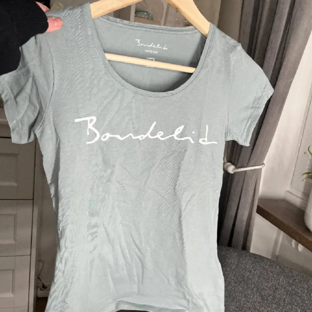 En ljusgrön, kortärmad t-shirt i nyskick då den ej används. Storlek XS, och på bild 3 ser ni passformen. Köptes på MQ för 250kr men säljs för 100kr.. T-shirts.