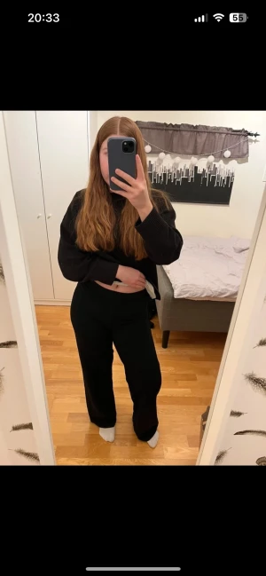 Svarta vida byxor  - Svarta vida byxor från Gina tricot i storlek xs❤️säljer för 50❤️