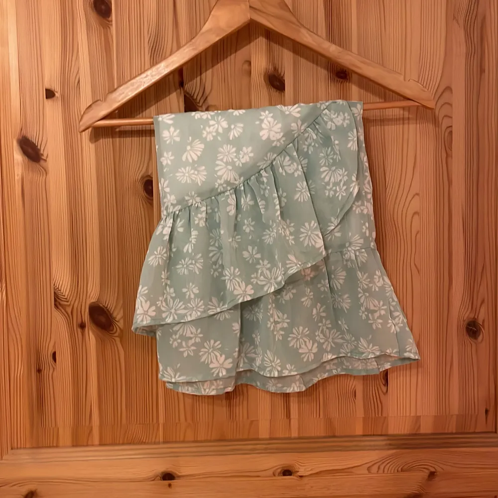 Skitsöt blommig kjol i en unik mintgröna färg(mer grön i verkligheten än på bilderna). Perfekt nu inför sommaren!. Kjolar.